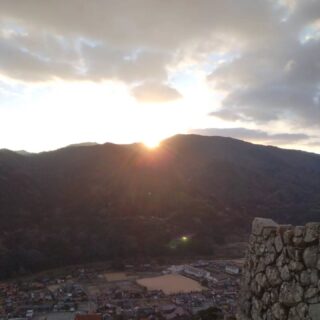 🎍2026🎍
明けましておめでとうございます。
本年もよろしくお願いいたします。

今日は津和野城跡からきれいに初日の出が見えました🌄

津和野町観光協会、【観光案内窓口】は年中無休です。今年も皆様のお越しをお待ちしております。

◼️年中無休
◼️9:00～17:00
◼️津和野駅駅舎内

津和野町の観光情報は観光協会公式ホームページ等でご確認ください。
(@tsuwano_kanko_tourism)
☝️プロフィールURLをタップしてチェック！

#津和野
#tsuwano
#初詣
#津和野駅